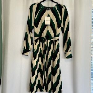 NWT Who What Wear Green and Cream Chevron Long Sleeve Dress